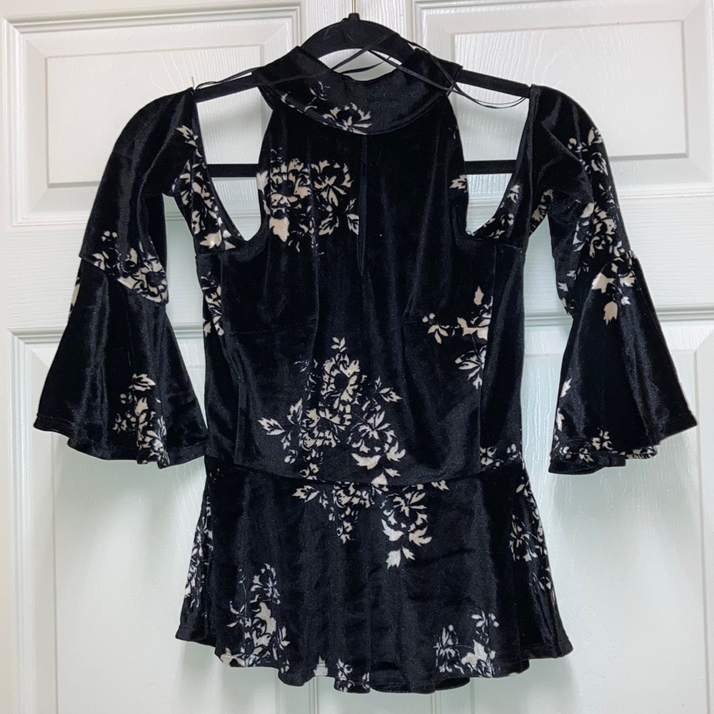 🎉10f for $10🎉New Romeo +Juliet Couture Velvet Cold Shoulder Top Size S